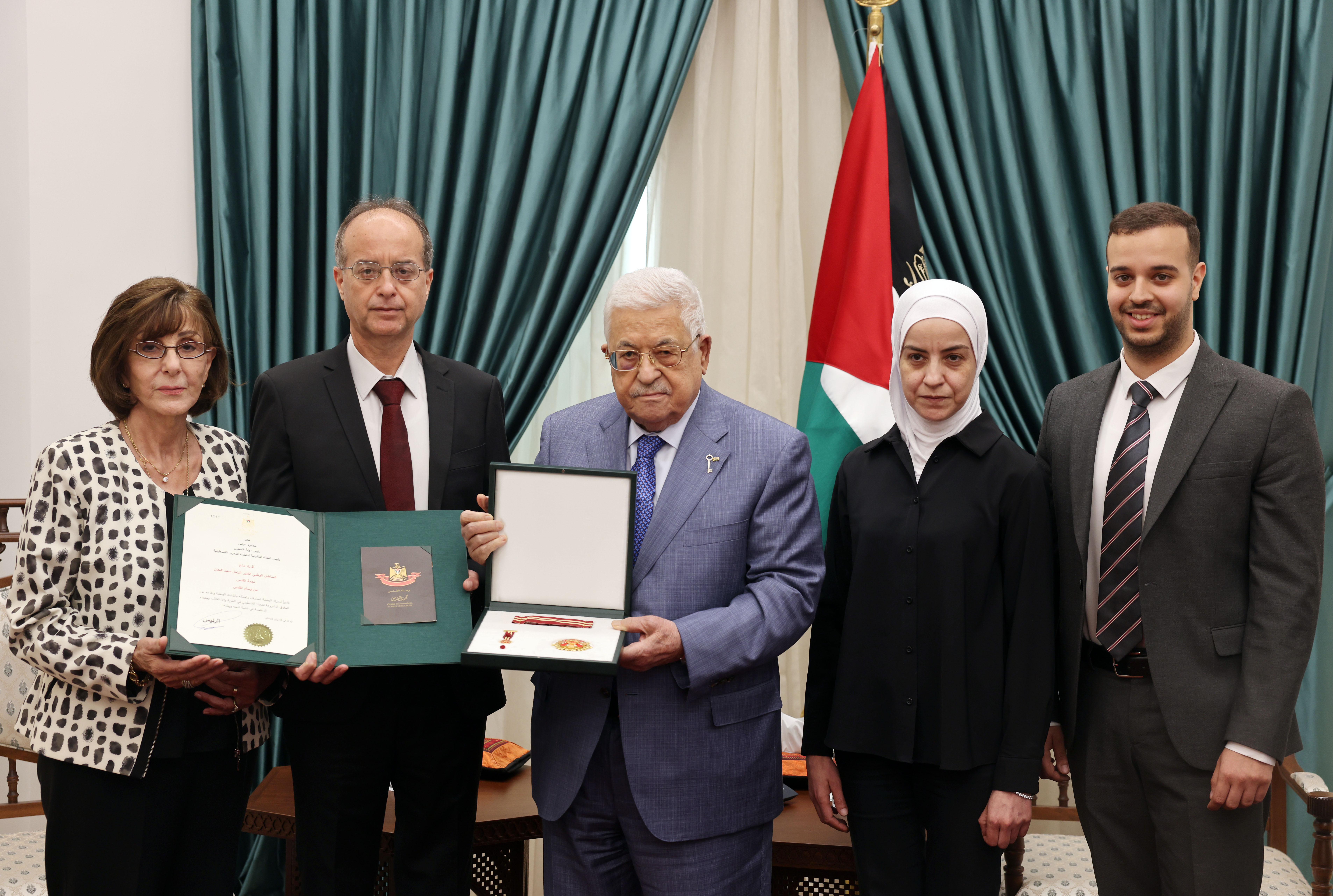 الرئيس خلال استقباله عائلة المناضل الوطني الكبير الراحل سعيد مصباح كنعان (تصوير: ثائر غنايم)